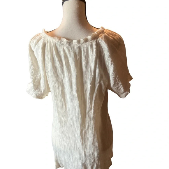 🎀 Soft beige romantic top 🎀
BIN # 1 - Picture 2 of 8